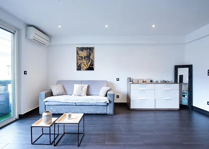 Le Venitia Raffine Avec Balcon Mignon, Pour Votre Sejour A Deux Cannes